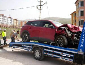 Bayburt’ta Otomobillerin Çarpıştığı Kaza Güvenlik Kamerasına Yansıdı