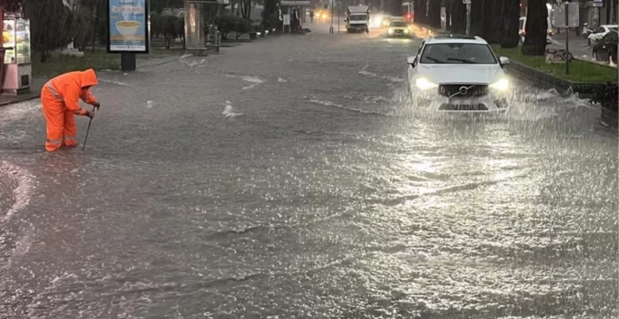 Çanakkale’de beklenen sağanak yağış nedeniyle motosikletlerin trafiğe çıkışı yasaklandı