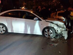 Eskişehir’de alkollü sürücü makas atarken iki otomobile çarptı