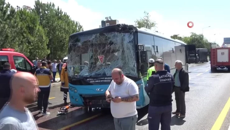 Halk otobüsü kırmızı ışıkta bekleyen araçlara daldı: 7 araç birbirine girdi, 8 yaralı
