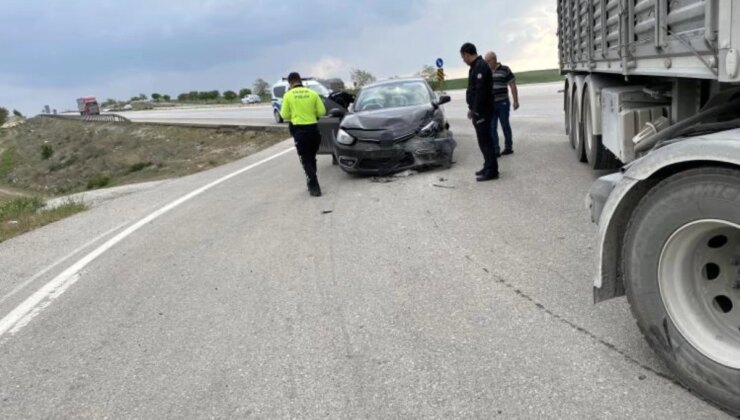 Konya’da U dönüşü yapan tıra çarpan otomobilde 1 kişi yaralandı